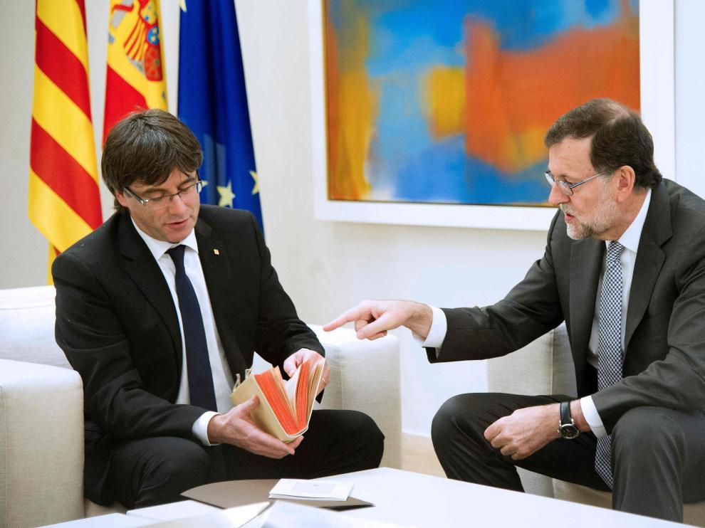 Rajoy en el momento en el que recibió a Puigdemont, en una foto de archivo.