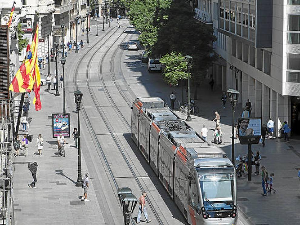 El tranvía a su paso por el Coso en Zaragoza