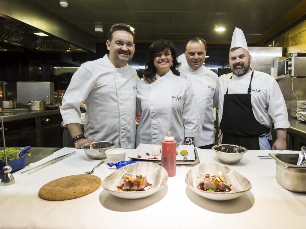Paloma de Yarza y Fernando de Yarza -en el centro- con los cocineros.