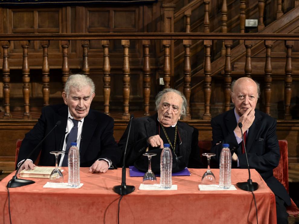 Los escritores Antonio Gamoneda, Rafael Sánchez-Ferlosio y Jorge Edwards durante el encuentro previo a los Premios Cervantes.