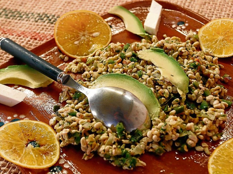 Escamoles acompañados con guacamole.