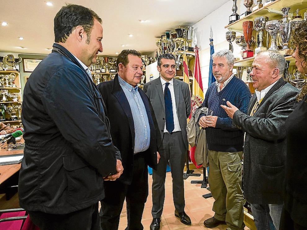 La junta directiva de Asafre, ayer en la rueda de prensa en el Centro de Natación Helios.