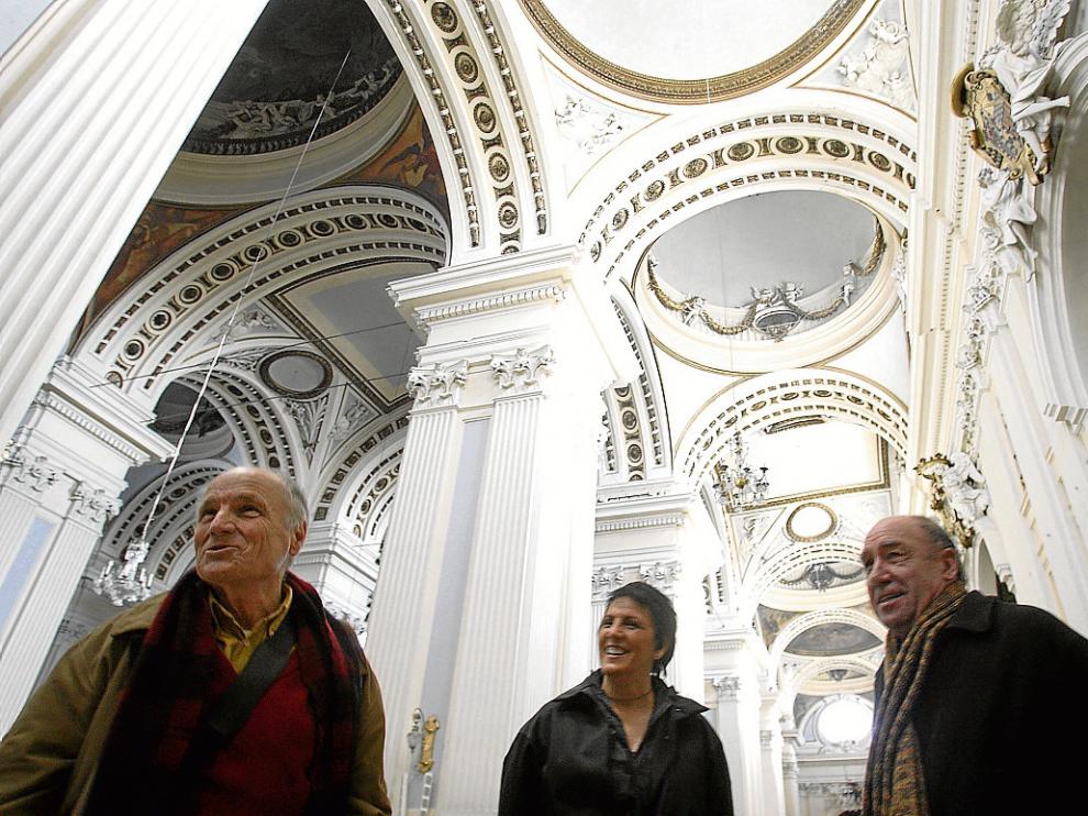El pintor Antonio López, a la izquierda, cuando visitó el Pilar en 2009 para defender su proyecto.