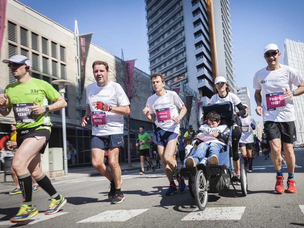 Los cuatro corredores oscenses, junto a uno de los niños