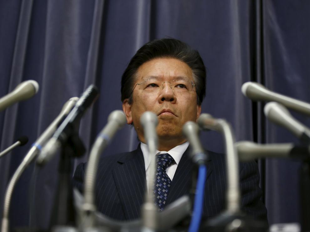 Tetsuro Aikawa, presidente de Mitsubishi, atiende a los medios