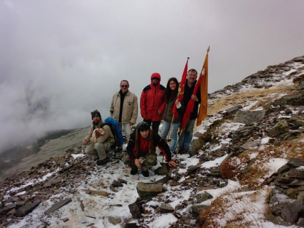 Grupo de odinistas en una de sus ascensiones al Moncayo, el que consideran su monte sagrado.