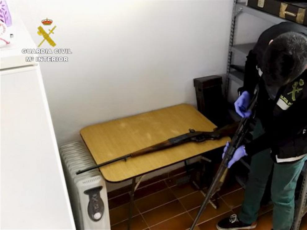 Los dos rifles aparecieron, junto con 350 cartuchos, en uno de los registros.