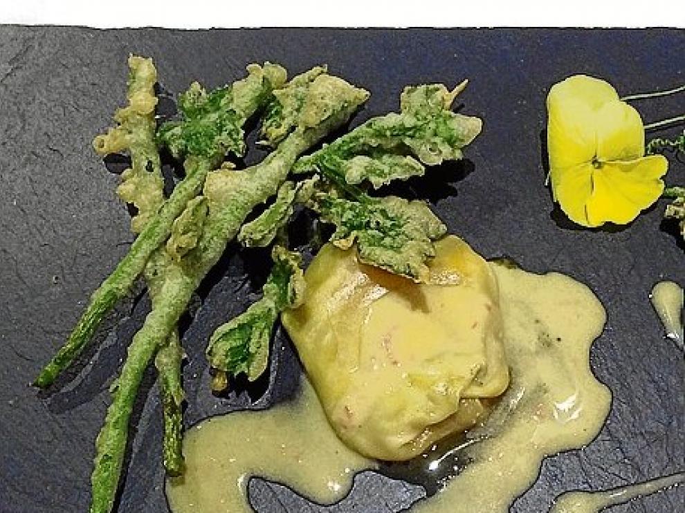 Tempura de tucas y trigueros con ravioli de huevo trufado