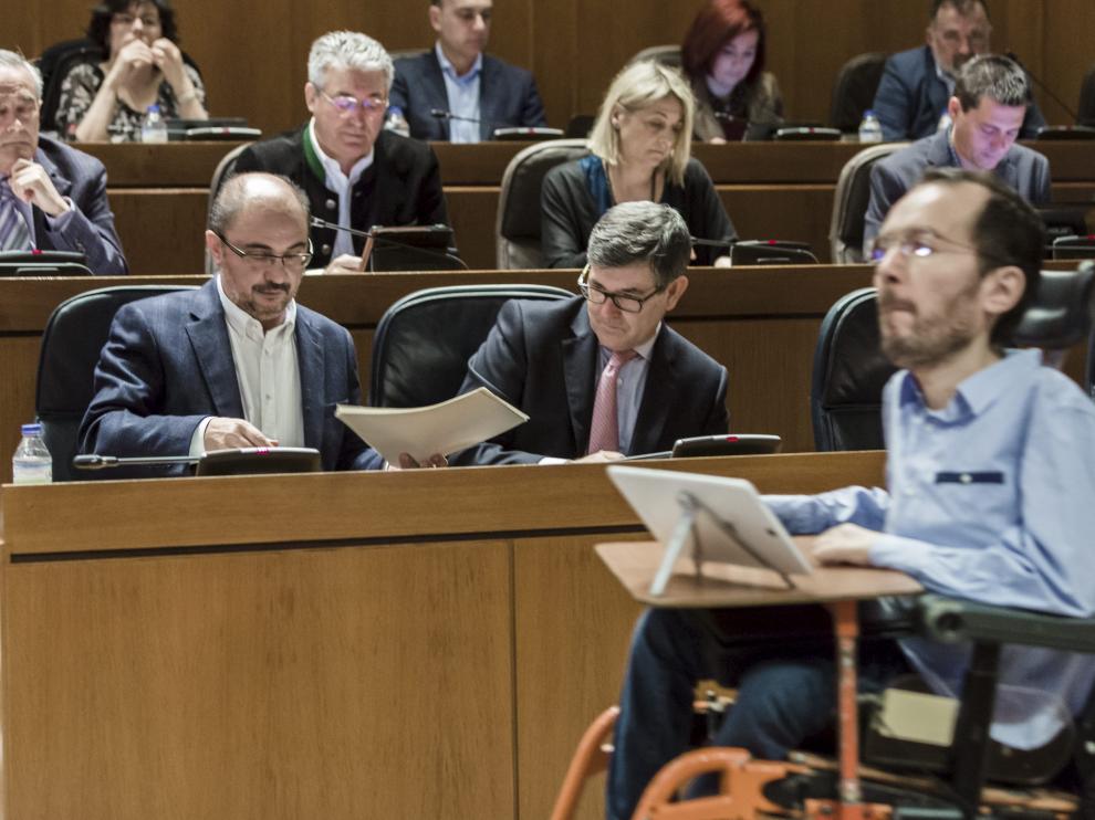 Echenique pasa ante Lambán, en una imagen de archivo