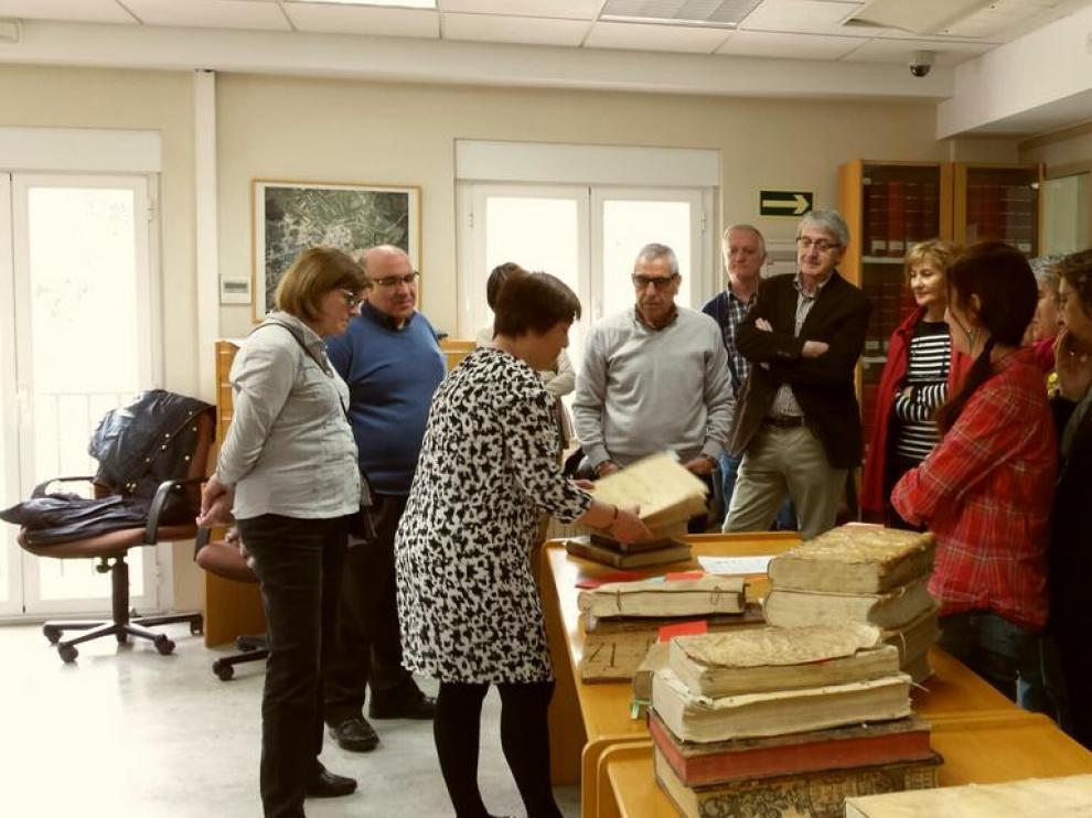 Los usuarios de la Biblioteca Pública de Soria han paseado este jueves por los "libros raros y curiosos de la época del Quijote"