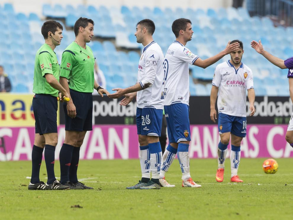 Ais Reig dialoga con Diego Rico al final del duelo ante el Valladolid