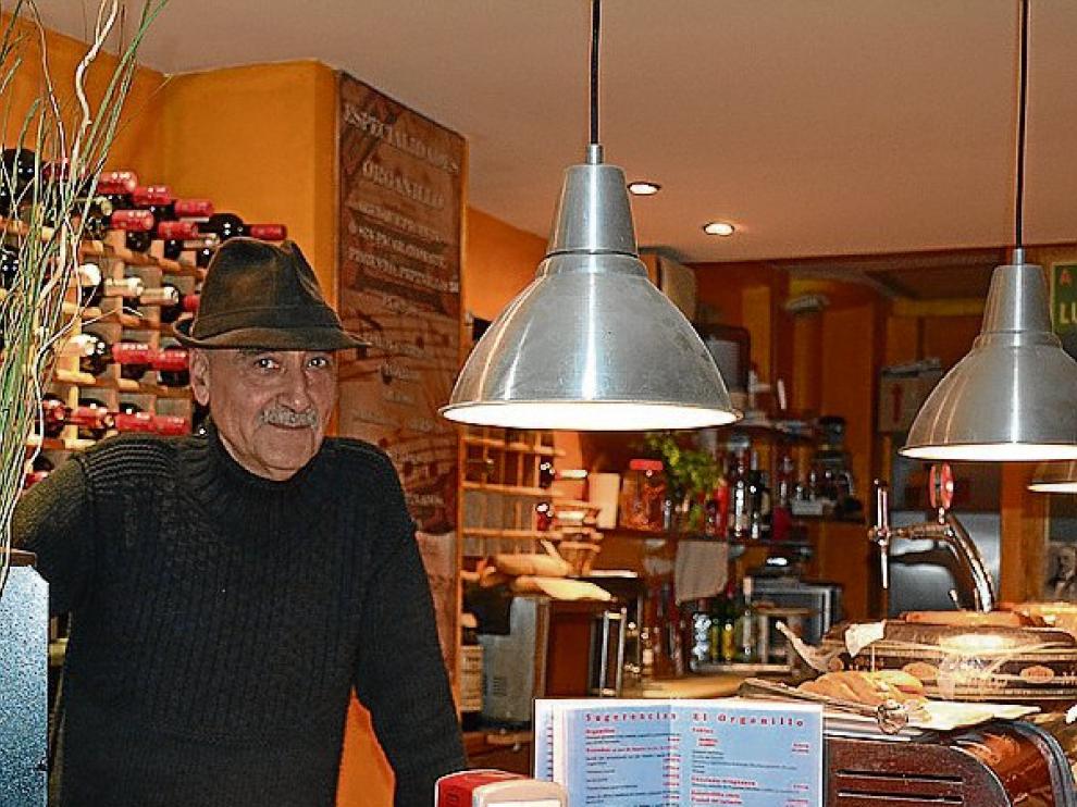 Luis Casali dirige El Organillo, en la calle de Bruno Solano.