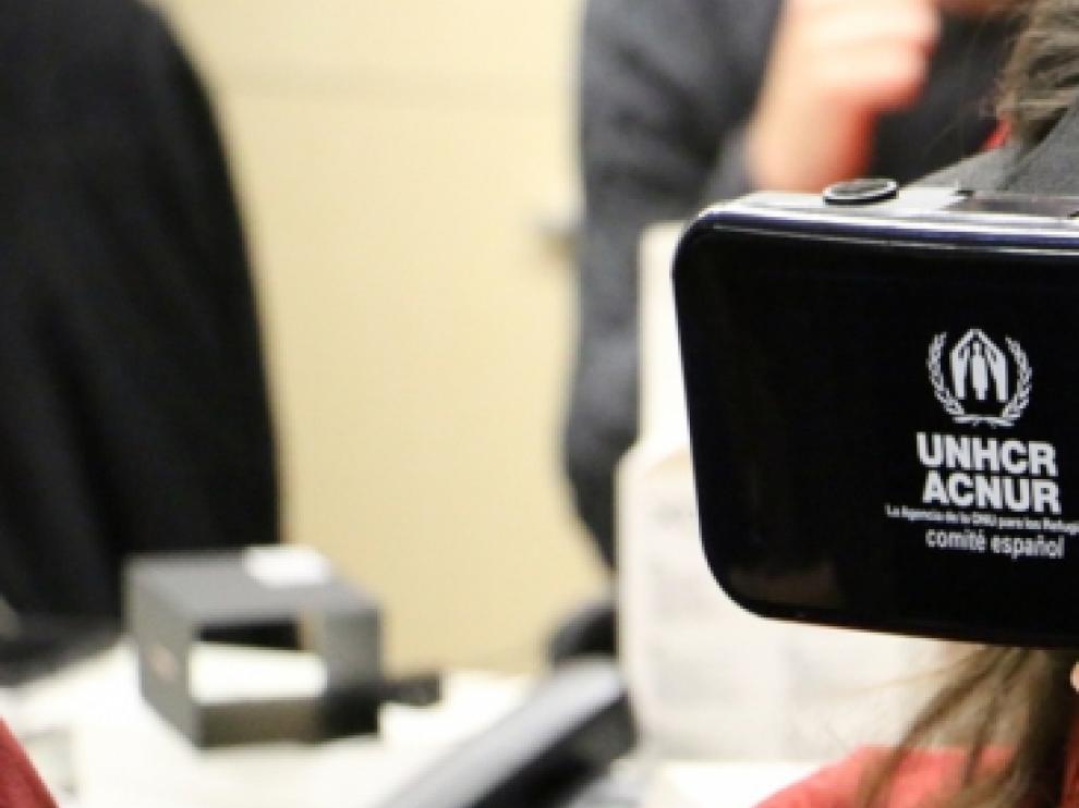 Una usuaria con las gafas de realidad virtual del Comité español de ACNUR.