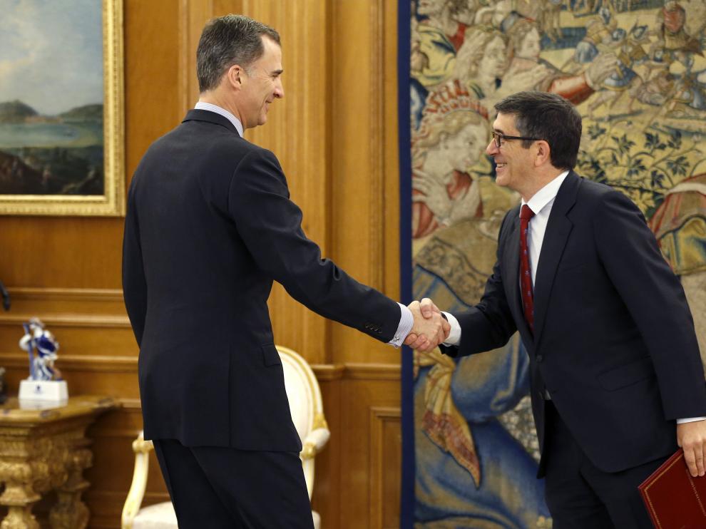 El Rey Felipe VI recibe a Patxi López en el Palacio de La Zarzuela.