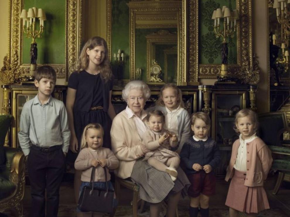Isabel II cumple 90 años rodeada de sus dos nietos más pequeños y sus cinco bisnietos.