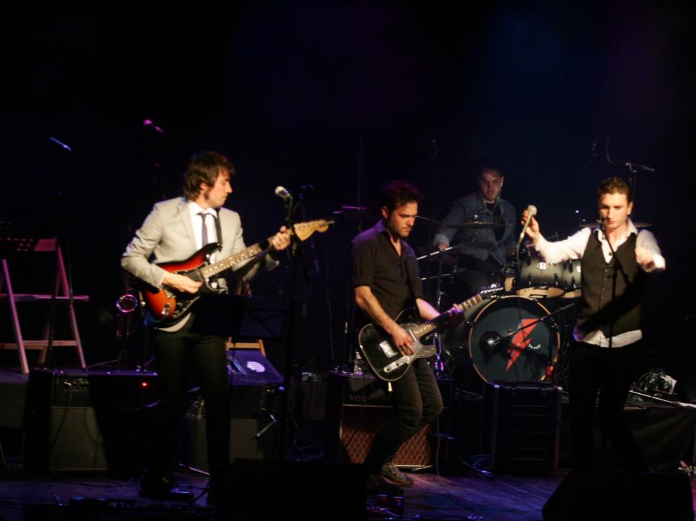 Una de las actuaciones del concierto en tributo a David Bowie en Huesca.