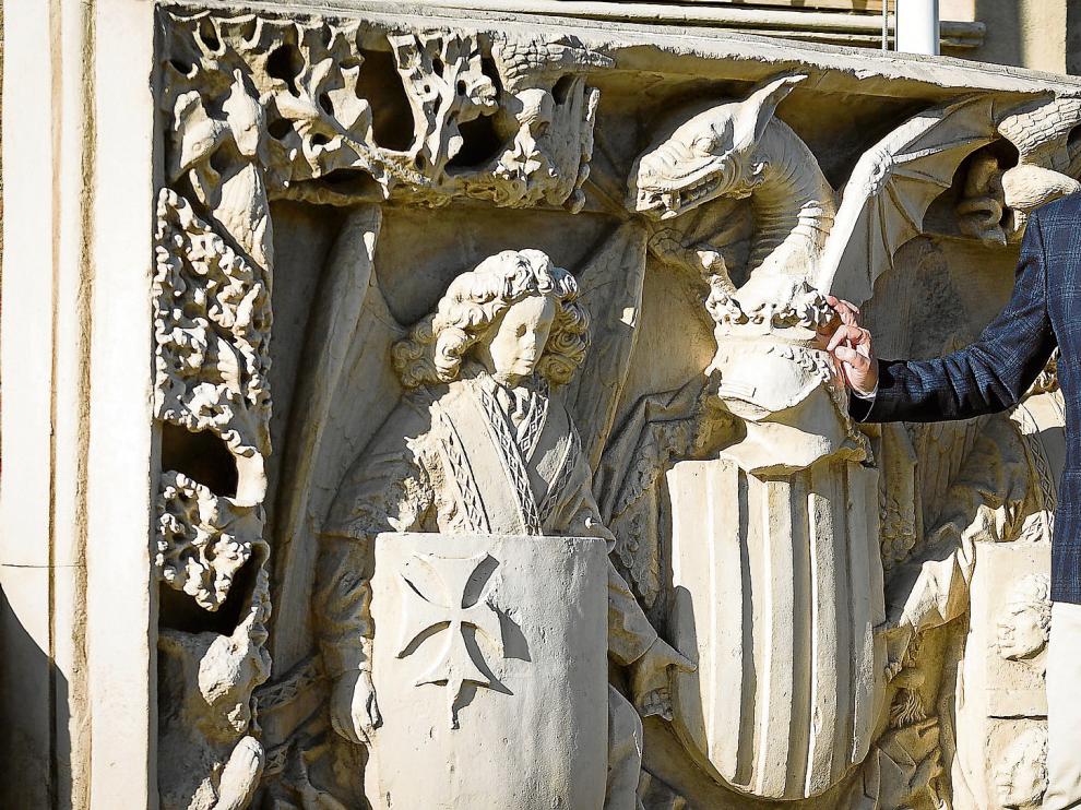 El presidente de la Comunidad Autónoma de Aragón, Javier Lambán, ante el escudo de Aragón que está en la puerta principal del edificio Pignatelli.