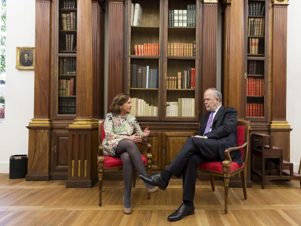 En la Biblioteca Nacional, su directora, Ana Santos, y el magistrado del Tribunal Supremo, José Manuel Bandrés.