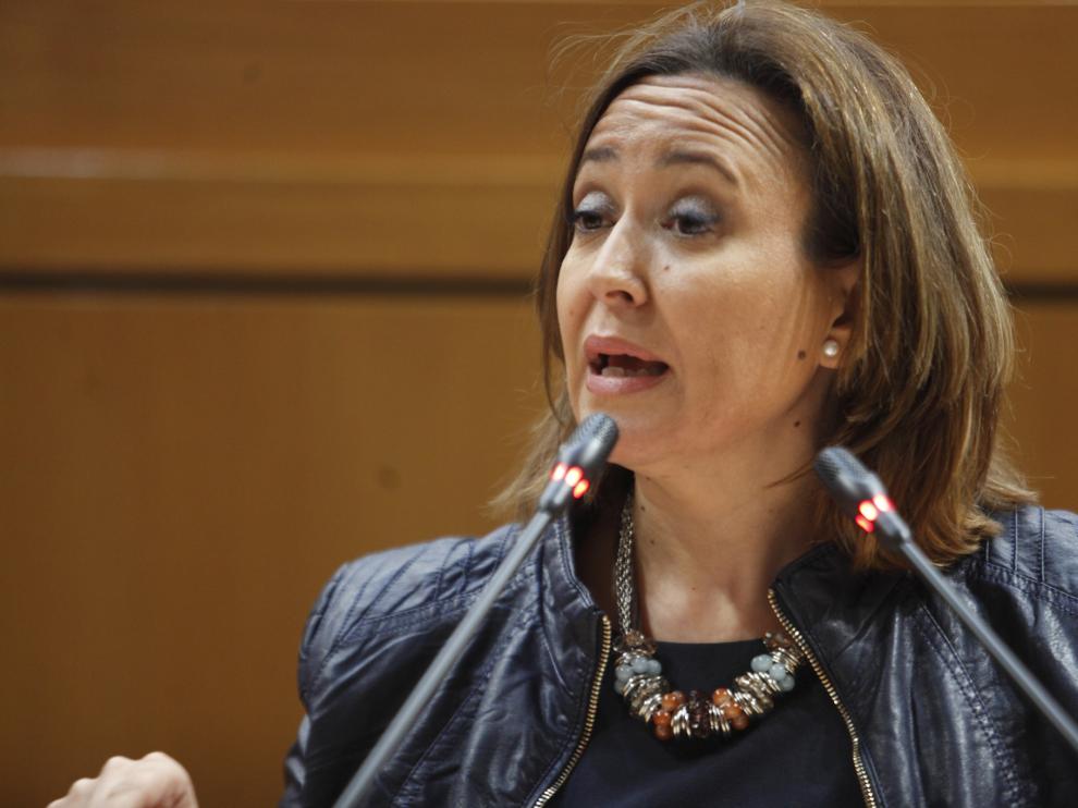 La consejera de Educación y Cultura del Gobierno de Aragón, Mayte Pérez, en el pleno de las Cortes.