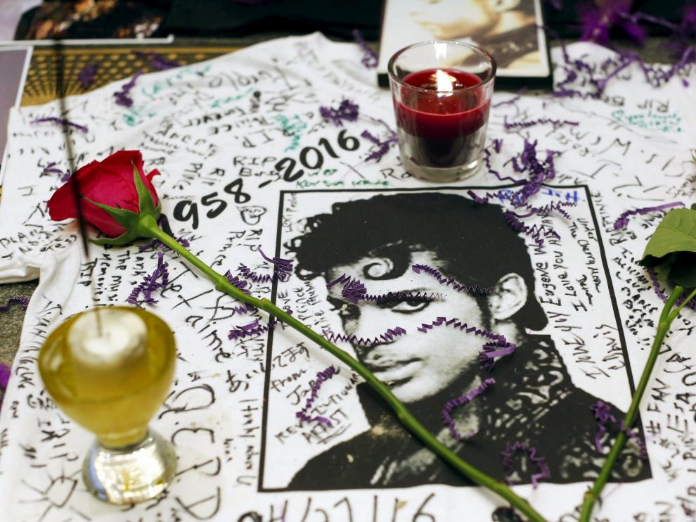 Velas y flores en recuerdo del artista.