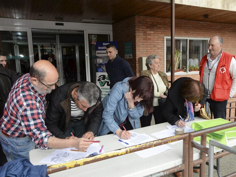 Recogida de firmas para un nuevo hospital de camas individuales a las puertas del Obispo Polanco.