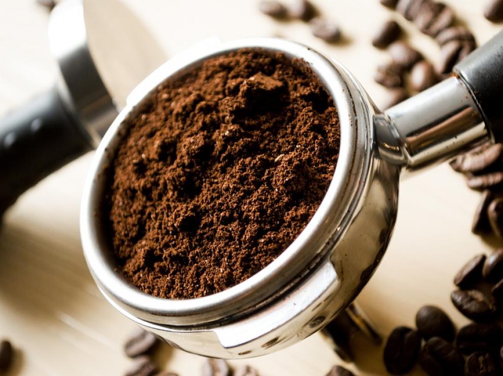 Para preparar un cortado basta con manchar un poco el café con la leche.