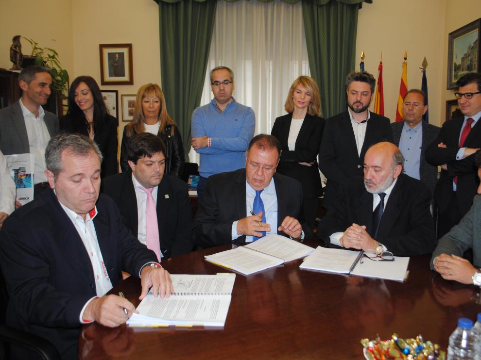 Firma del alcalde de la localidad, José Manuel Aranda, el concejal de Industria, Rafael Rincón, y los empresarios.