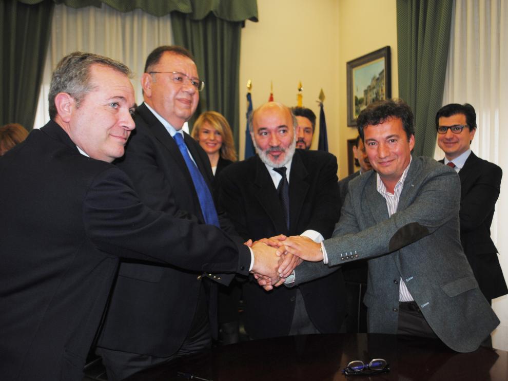 Firma del contrato de alquiler de la nave KC.