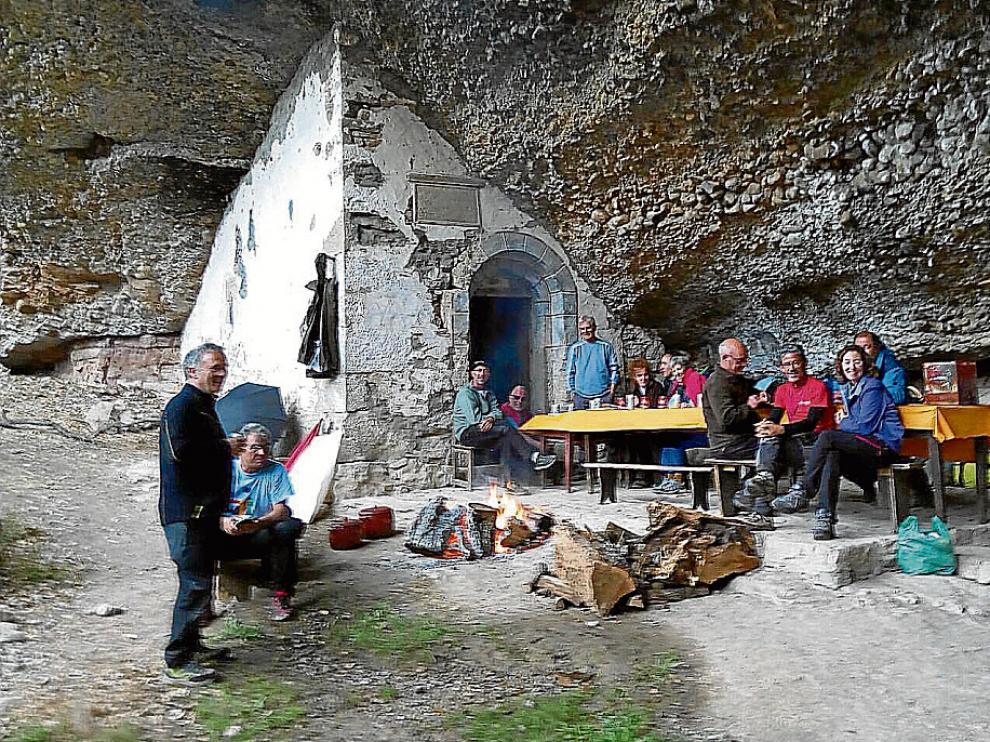 Los romeros en la ermita de Cerésola que, como la del cañón de Añisclo, se ubica bajo una roca.