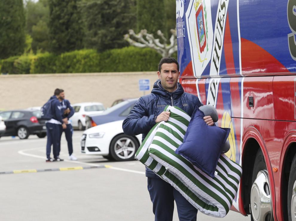 Los jugadores llevaron almohadas y colchonetas para descansar en el largo viaje en bus a Oviedo.