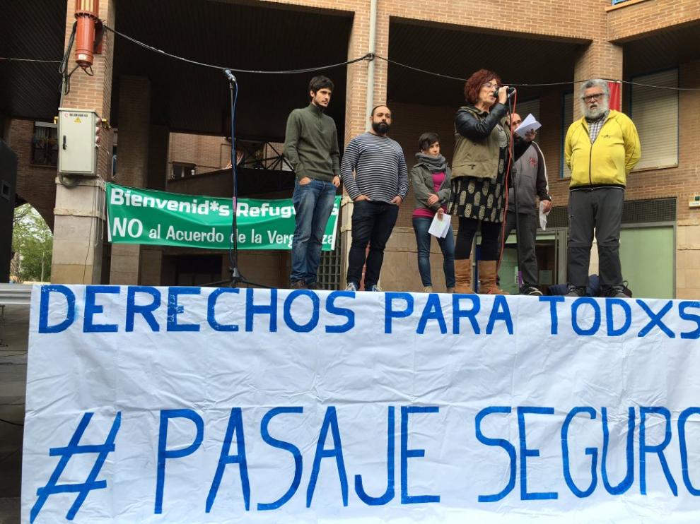 Vigilia por los refugiados en la plaza San Bruno de Zaragoza.