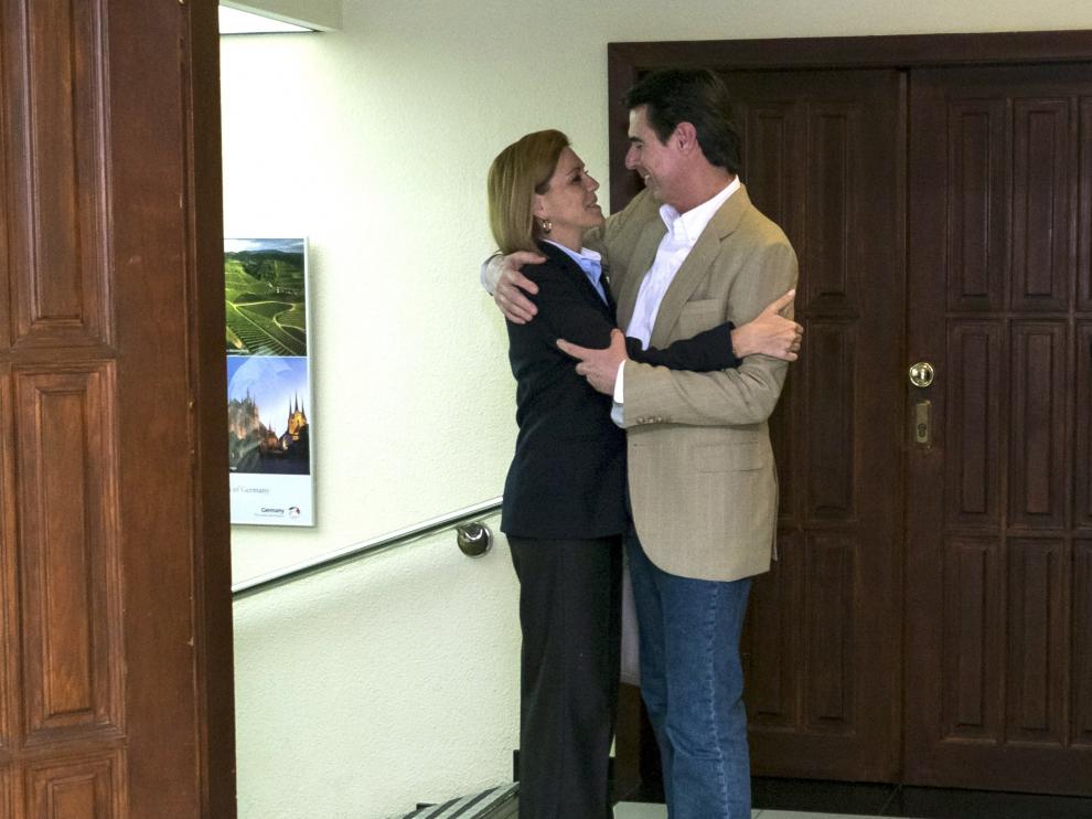 José Manuel Soria y María Dolores de Cospedal se abrazan a su llegada al Comité Ejecutivo del PP en Canarias.