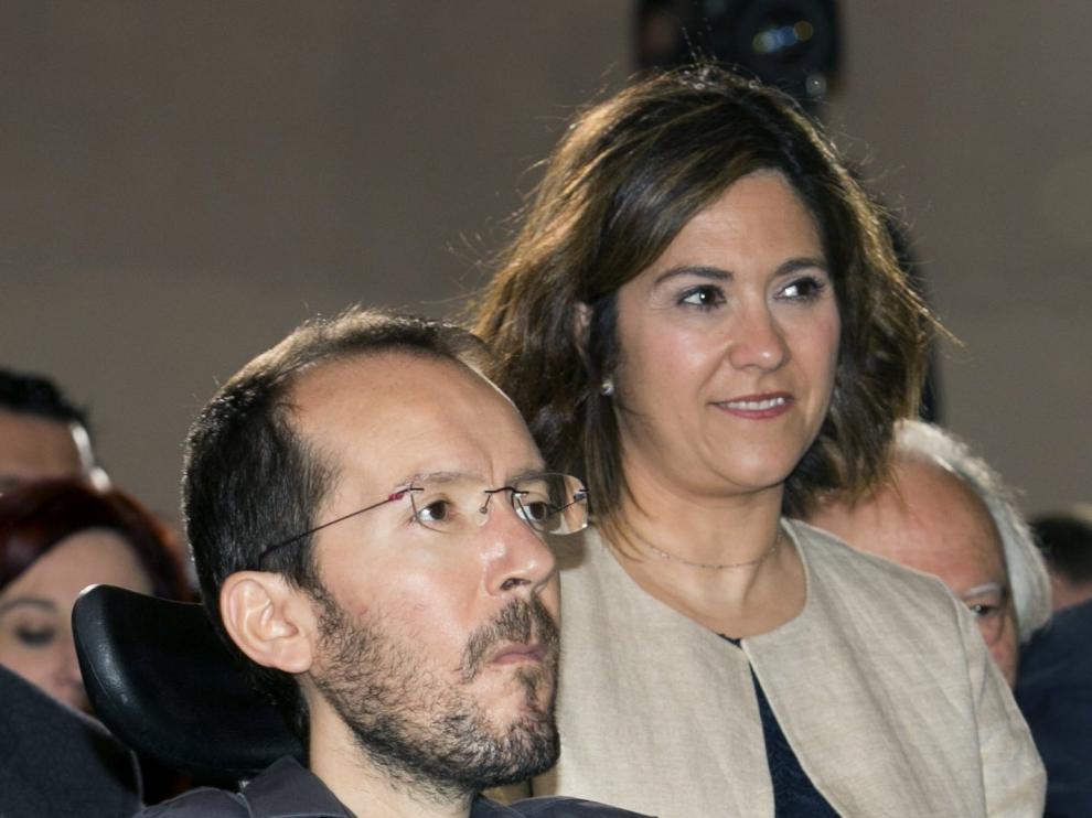 El secretario de Organización de Podemos, Pablo Echenique, y la portavoz de Ciudadanos en las Cortes de Aragón, Susana Gaspar, escuchan la intervención del presidente del Gobierno aragonés, Javier Lambán