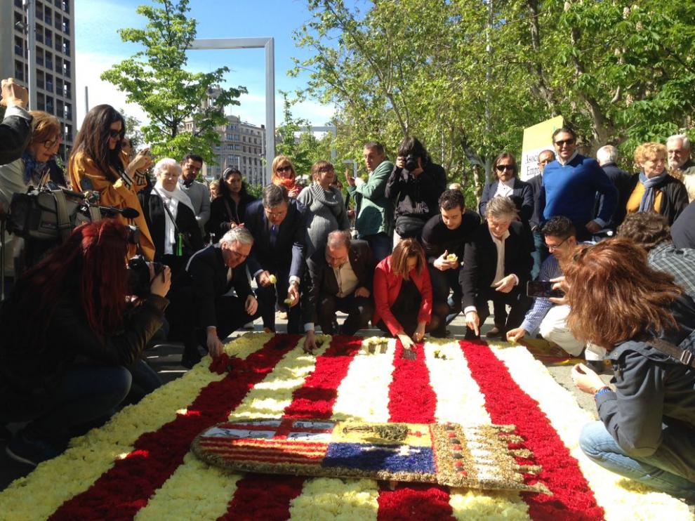 Santisteve, Pérez y otros políticos colaboran en la elaboración de la bandera de Aragón.
