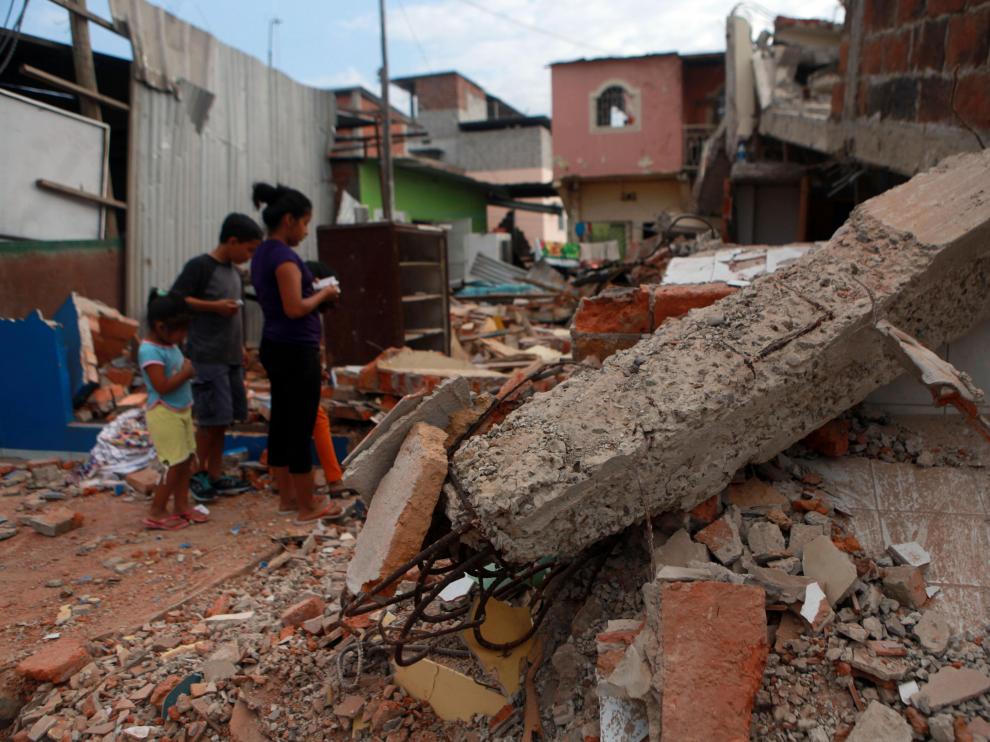 Una casa destrozada en Manta (Ecuador).