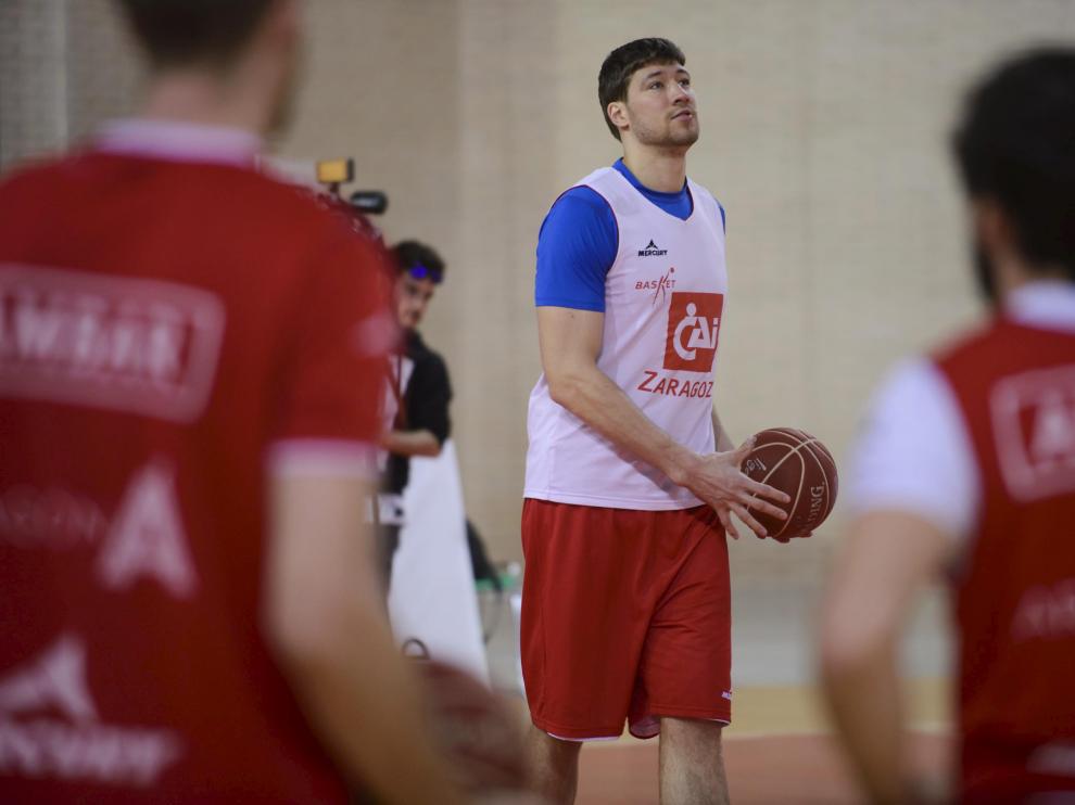 El ucraniano Slava Kravtsov, pívot del CAI Zaragoza, durante un entrenamiento.
