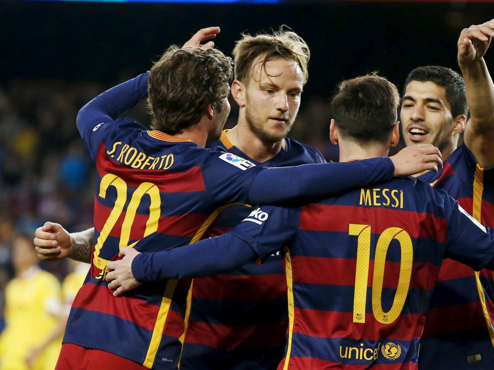 El Barça celebra durante el partido contra el Sporting Gijón