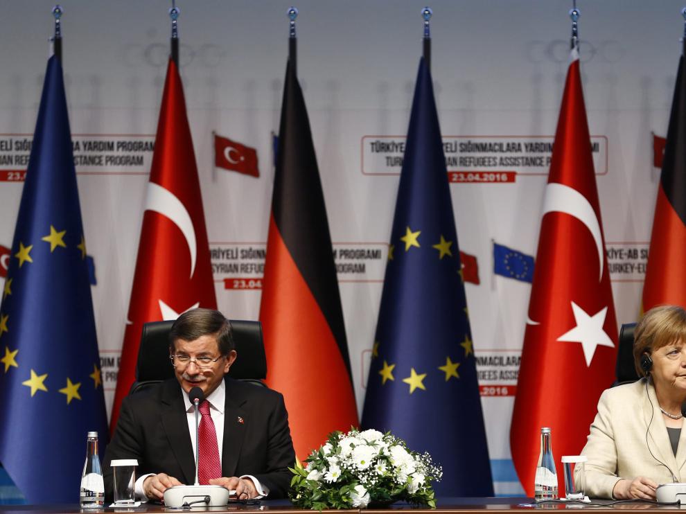 Angela Merkel y Ahmet Davutoglu