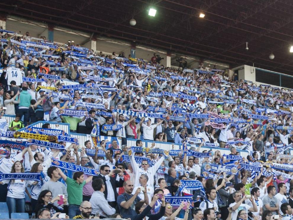 La afición de La Romareda, en un graderío repleto, apoya al Real Zaragoza en el choque de la promoción ante Las Palmas el pasado mes de junio.