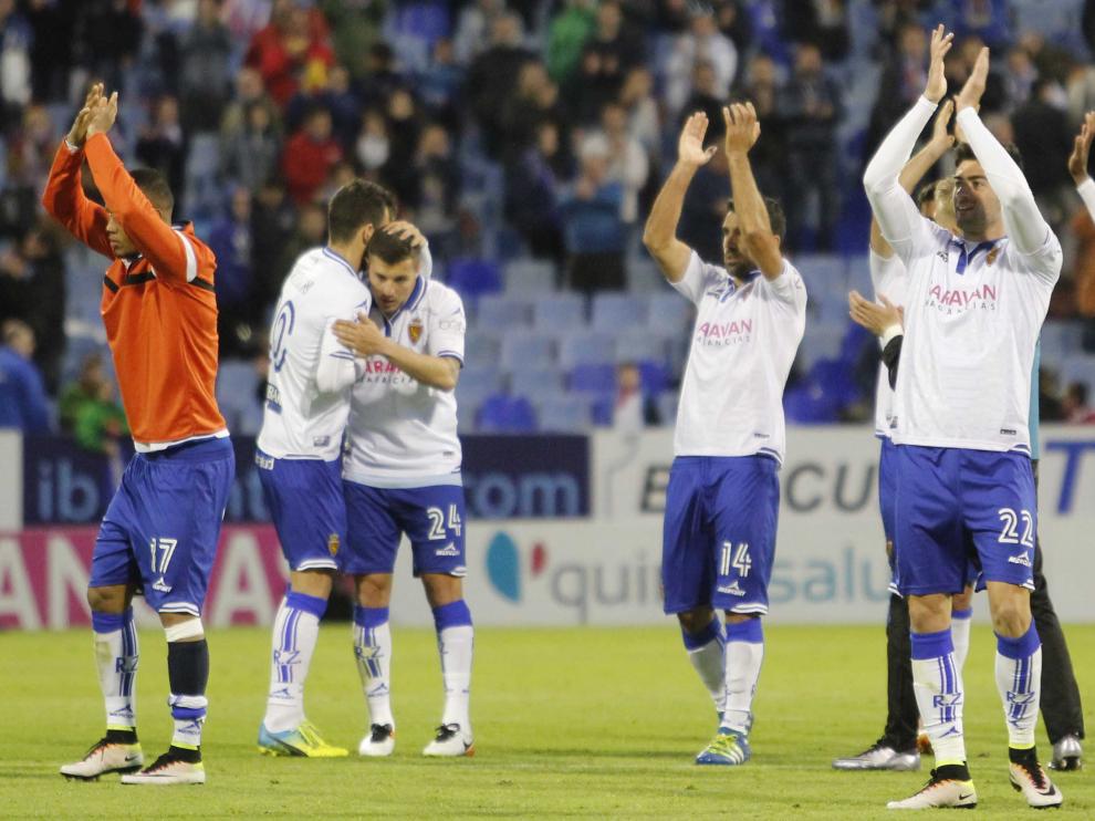 Los jugadores del Real Zaragoza agradecen el apoyo a la afición tras la victoria contra el Alcorcón