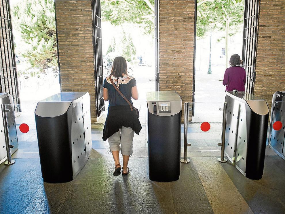Tornos por los que acceden los empleados públicos a la sede de la DGA en el Pignatelli.