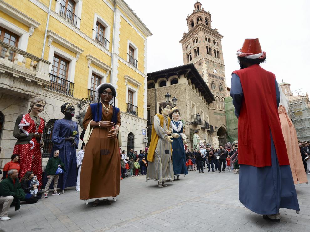 Los gigantes de Ontinyent bailan en la plaza de la Catedral mientras los turolenses esperan a las puertas del Ayuntamiento.