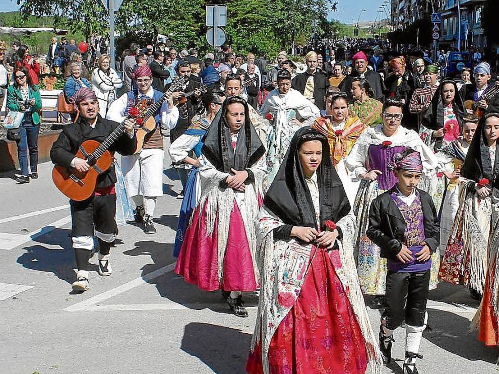 Desfile de niños y jóvenes por la avenida de los Reyes Católicos, aunque también se vieron una veintena de 'dones de faldetes' o yayas.