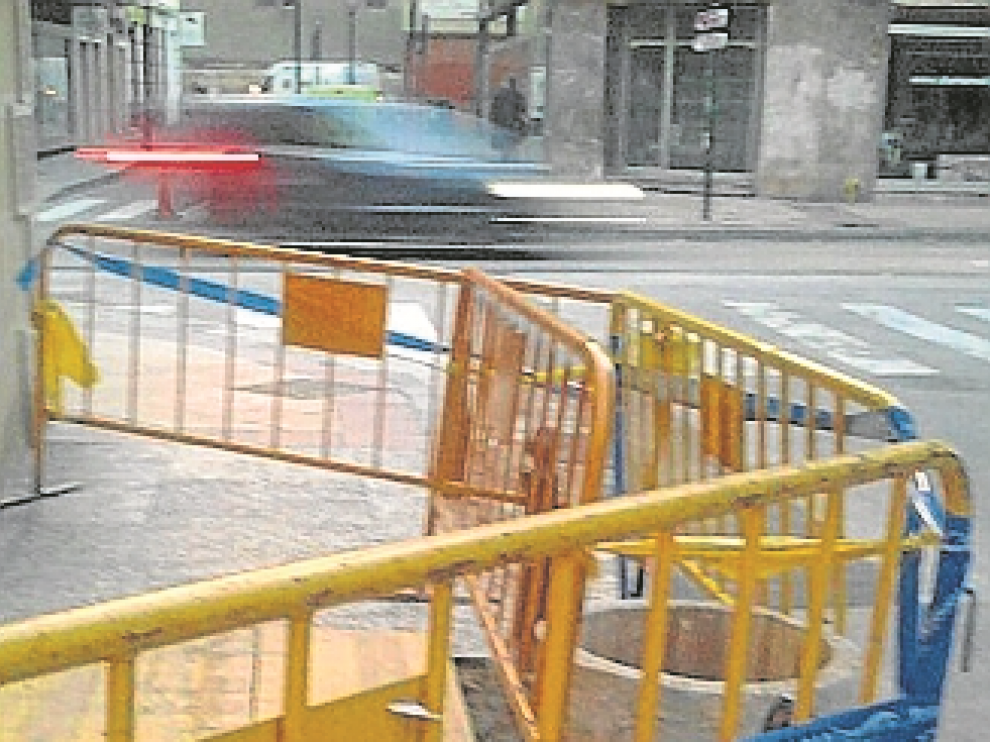 Un agujero de metro y medio en la calle de Santo Dominguito de Val.