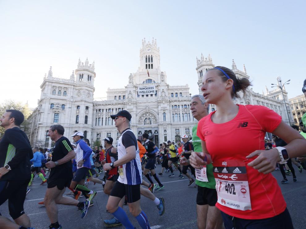Las calles de Madrid se convierten en la mañana de hoy en la inmensa pista atlética que acoge el 39 Maratón Popular de Madrid