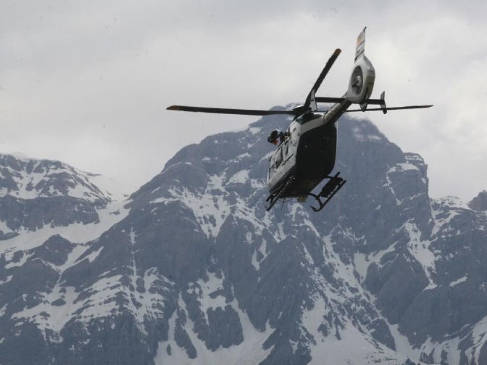 Un helicóptero de la Guardia Civil de montaña cerca de Panticosa, en una imagen de archivo