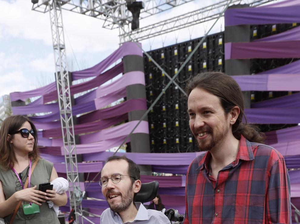 Pablo Echenique y Pablo Iglesias en la clausura de la Fiesta de la Primavera en Madrid.