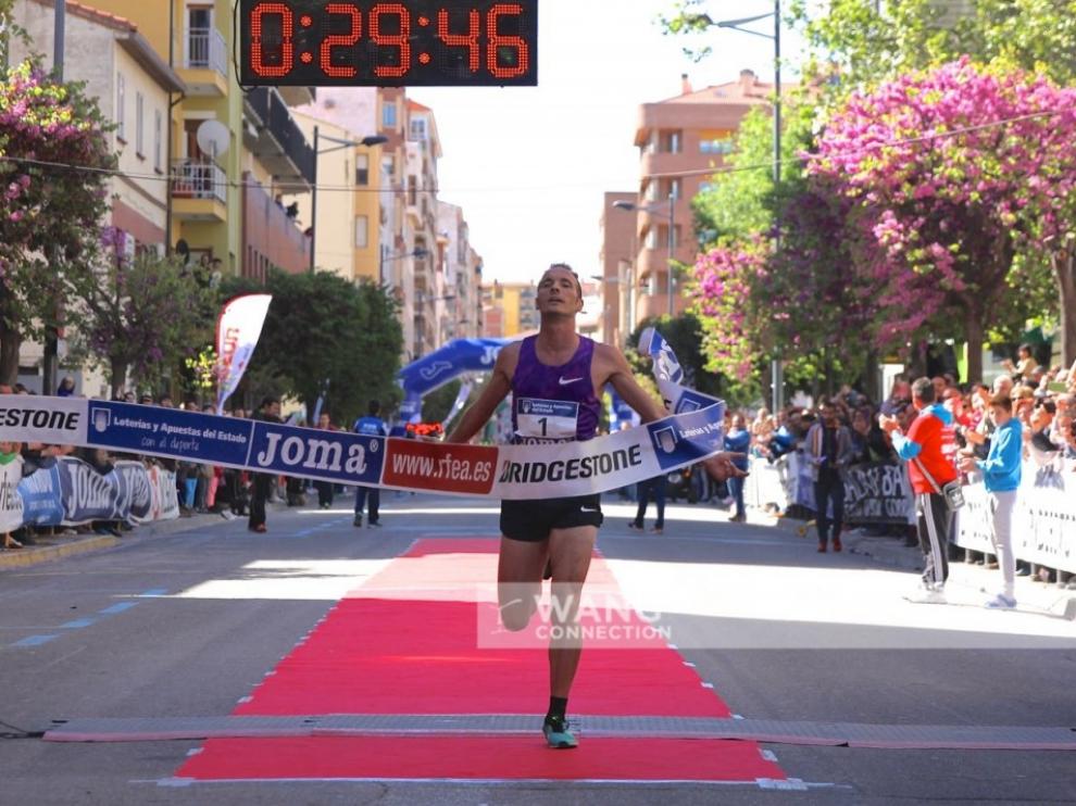 Abadía, llegando a la meta en Alcañiz.