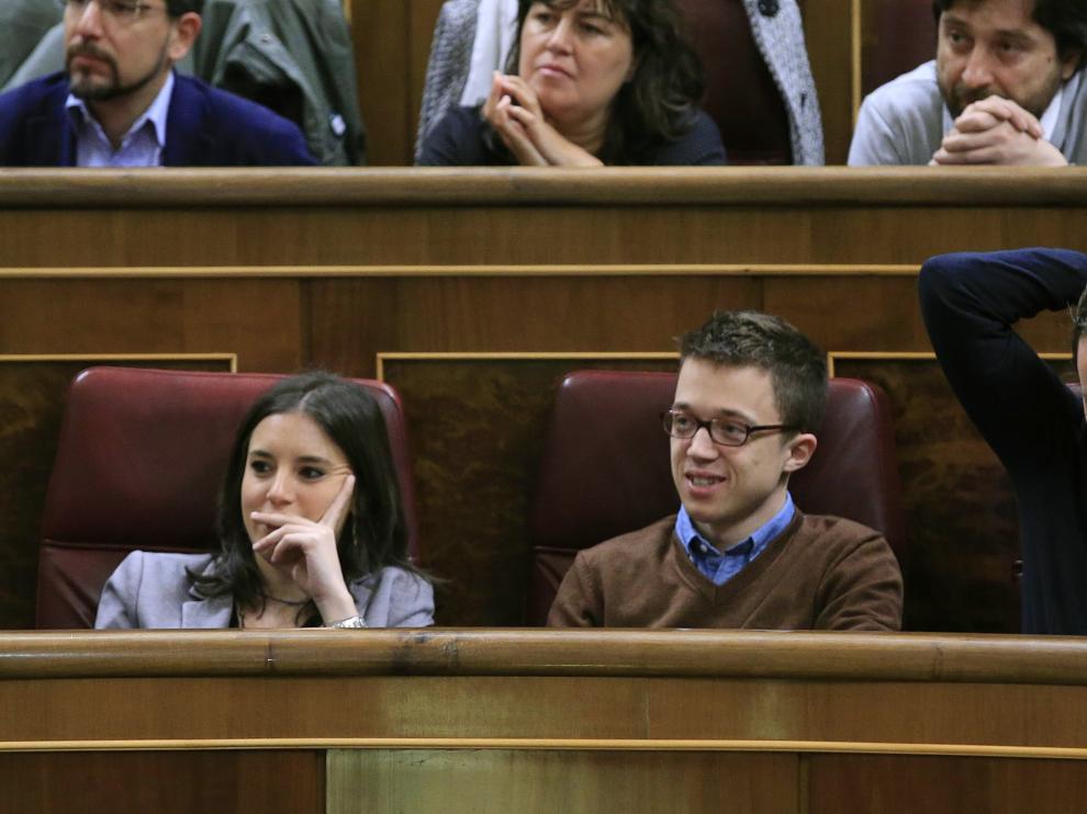 El líder de Podemos, Pablo Iglesias (d), el portavoz del partido, Íñigo Errejón (c), y la portavoz adjunta, Irene Montero, durante el pleno del Congreso de los Diputados