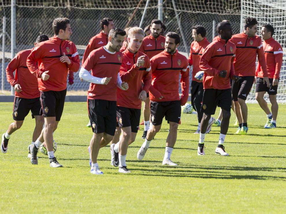 La plantilla del Zaragoza, ayer, feliz, en el entrenamiento.